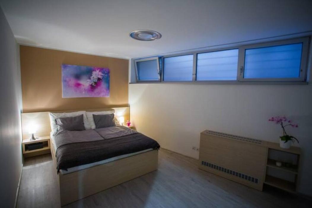 Apartmán 22Nd Uprising Square Bratislava Exteriér fotografie